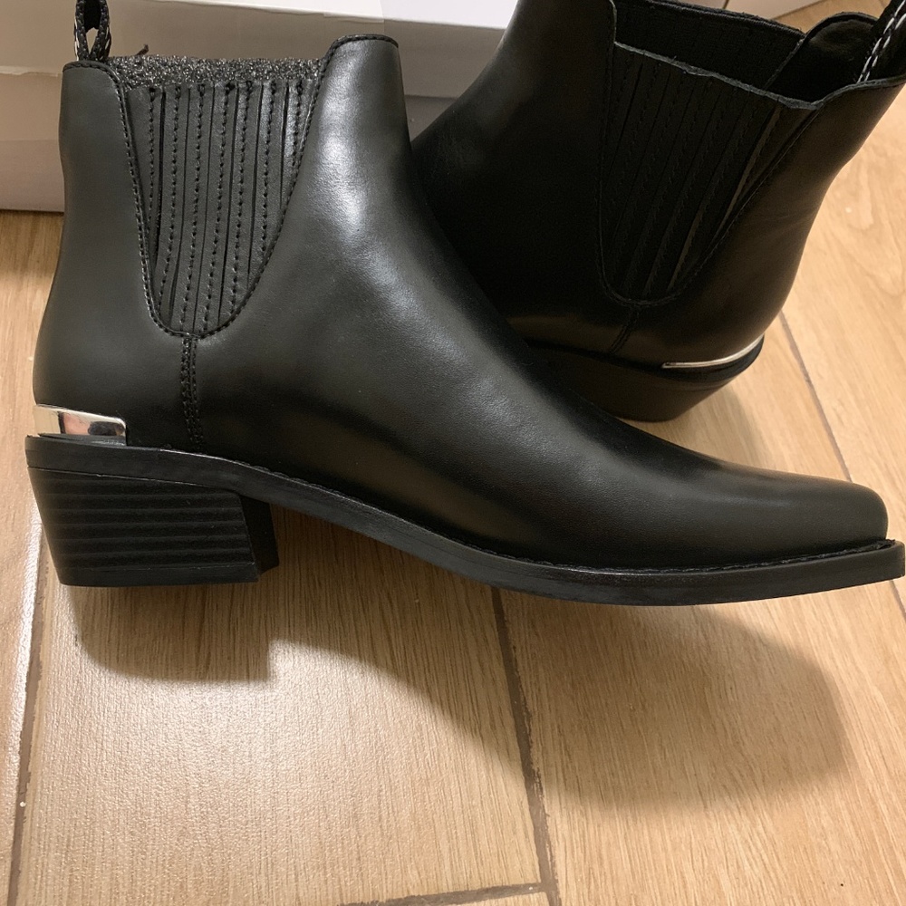 DKNY Black Ankle Leather Crosbi Booties_size 7 used!